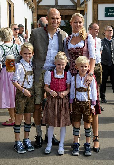 Arjen Robben mit seiner Frau Bernadien Eillert und den gemeinsamen Kindern Luka, Lynn und Kai
