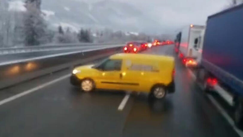 Mitten in der Rettungsgasse wendete die Postlerin und fuhr zur Ausfahrt zurück.