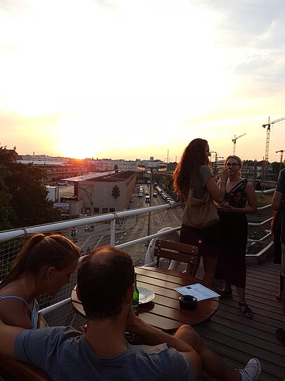 Von hier perfekt: Sonnenuntergang über dem Schlachthofviertel.