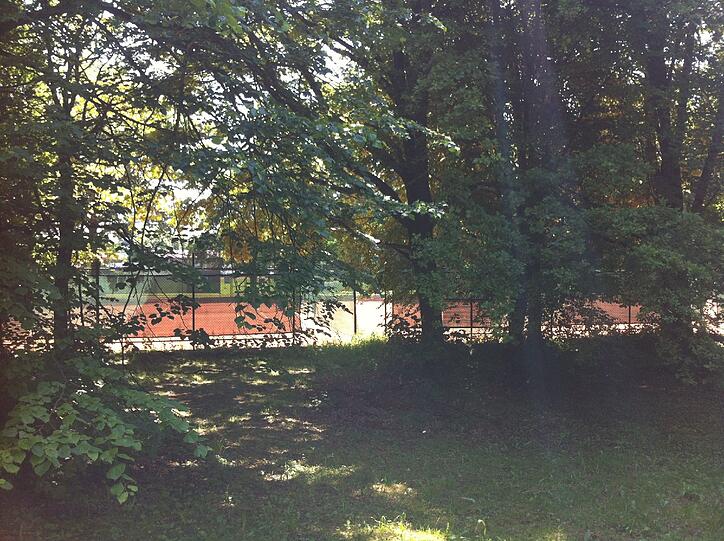 Zum Tennis in den nördlichen Englischen Garten