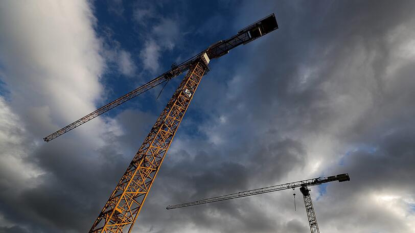 Baukräne sind vor dem Himmel zu sehen. (Symbolbild)