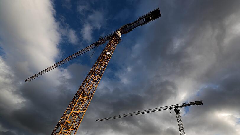 Baukräne sind vor dem Himmel zu sehen. (Symbolbild) Baukräne sind vor dem Himmel zu sehen. (Symbolbild)