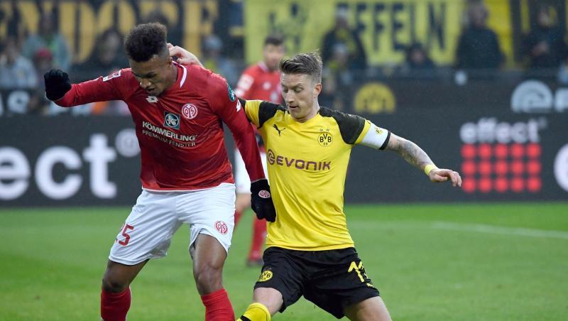 BVB-Kapitän Marco Reus (r) beim Zweikampf mit dem Mainzer Jean-Philippe Gbamin. BVB-Kapitän Marco Reus (r) beim Zweikampf mit dem Mainzer Jean-Philippe Gbamin.