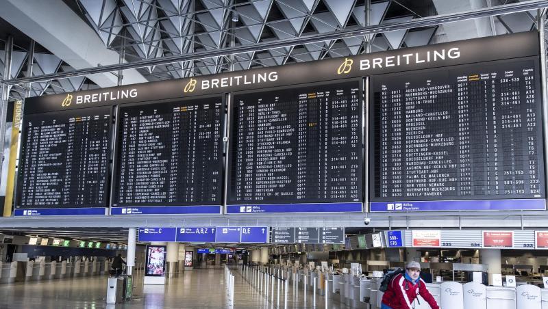 Auf einem Fahrrad fährt ein Mann durch das ansonsten menschenleere Terminal 1 des Flughafens Frankfurt. Auf einem Fahrrad fährt ein Mann durch das ansonsten menschenleere Terminal 1 des Flughafens Frankfurt.