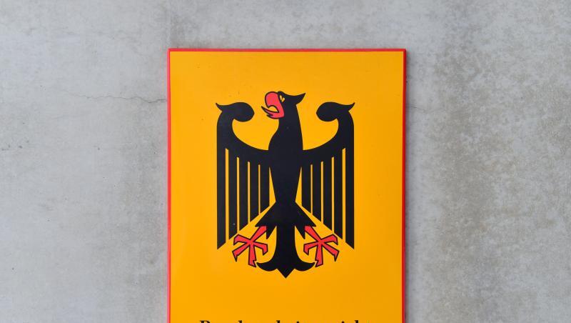 Das Behördenschild des Bundesarbeitsgerichts ist am Eingang des Gebäudes zu sehen. Foto: Martin Schutt/Archiv Das Behördenschild des Bundesarbeitsgerichts ist am Eingang des Gebäudes zu sehen. Foto: Martin Schutt/Archiv