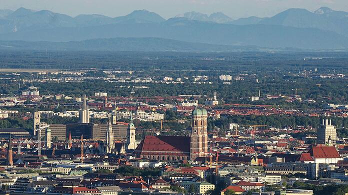 Blick vom Olympiaberg auf die Münchner Innenstadt mit der Frauenkirche.