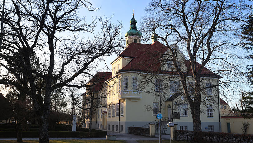 Das Pfortenhaus der Justizvollzugsanstalt Andechs-Rothenfeld: Hier hält sich Starkoch Alfons Schuhbeck derzeit auf. Das Pfortenhaus der Justizvollzugsanstalt Andechs-Rothenfeld: Hier hält sich Starkoch Alfons Schuhbeck derzeit auf.