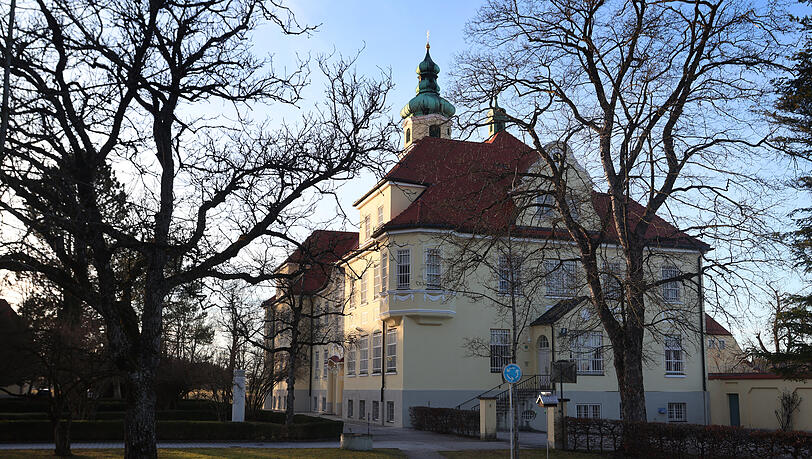 Das Pfortenhaus der Justizvollzugsanstalt Andechs-Rothenfeld: Hier hält sich Starkoch Alfons Schuhbeck derzeit auf.