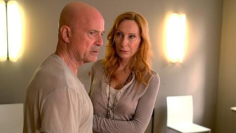 "Querschuss": Andreas (Christian Berkel) steht pitschnass mit Ulrike (Andrea Sawatzki) am Sarg ihres Vaters.