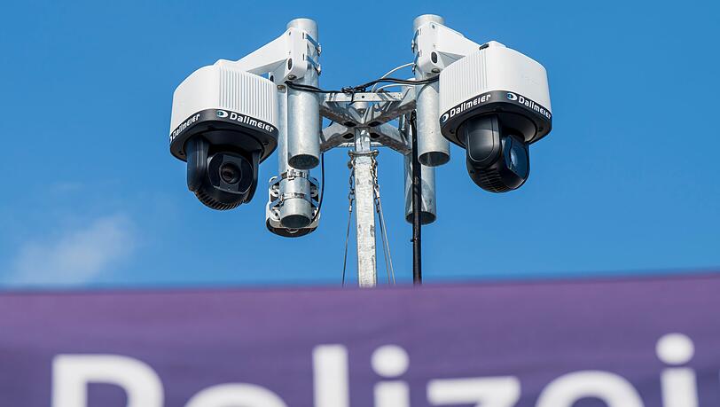 Die Türme ragen bis zu sechs Meter hoch in den Himmel.