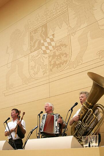 Die Biermösl Blosn gratuliert musikalisch.