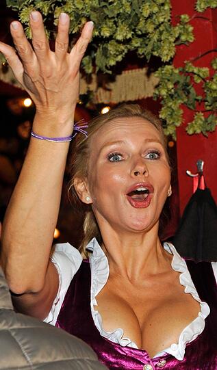 ...das kommt gut an! Die blonde Schauspielerin kann's tragen!