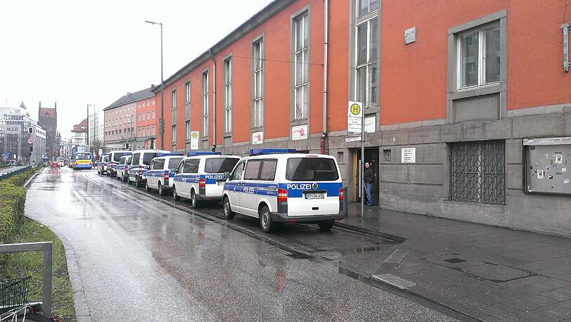 Die Bundespolizei hat rund 100 Beamte geschickt - die kommen in Transportern.