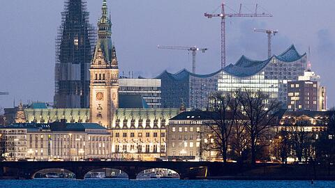 Sticht Hamburg mit der Elbphilharmonie bald die Musikstadt München aus? Der wegen explodierender Kosten berüchtigte Neubau soll am 11. Januar 2017 eröffnet werden - wenn denn alles klappt.