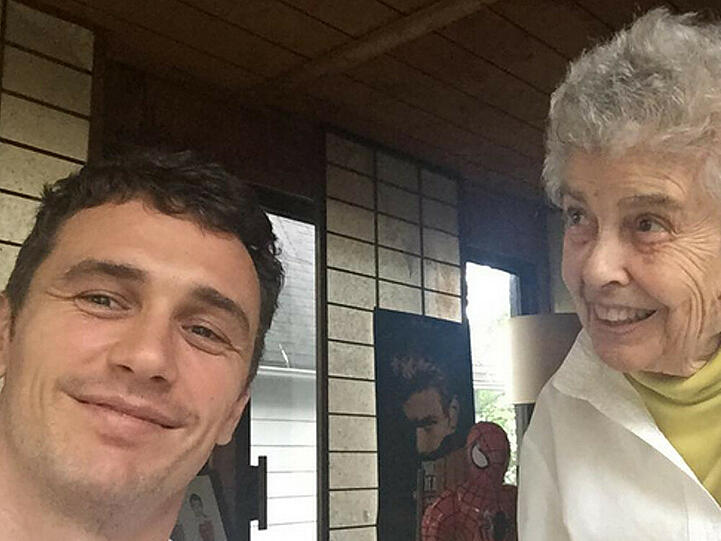 James Franco chillt mit seiner Oma