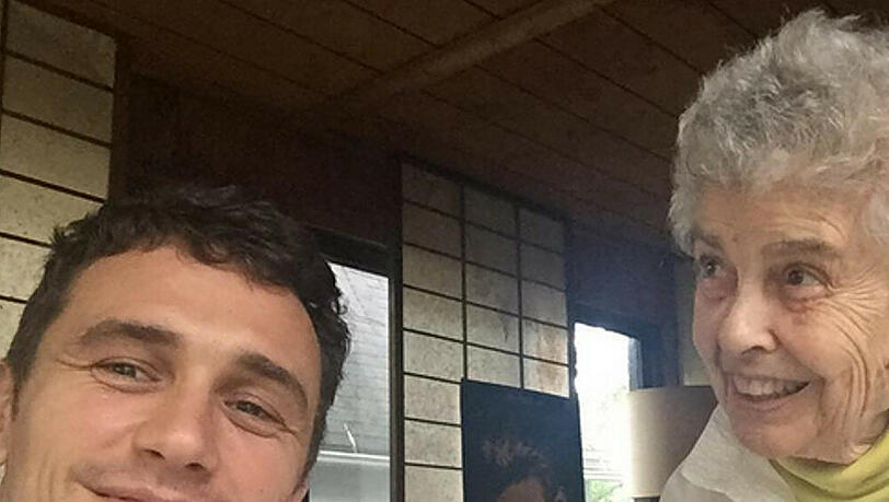 James Franco chillt mit seiner Oma James Franco chillt mit seiner Oma