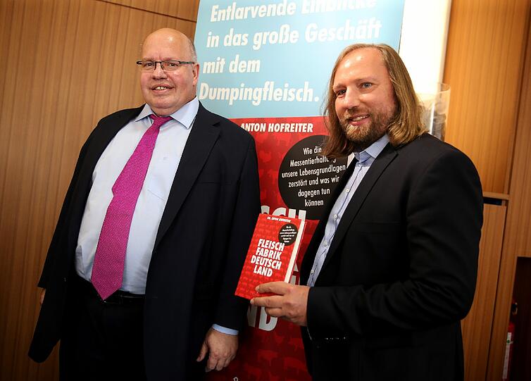 Grünen-Fraktionschef Anton Hofreiter (r.) stellt sein Buch mit Kanzleramtsminister Peter Altmaier (CDU) vor.