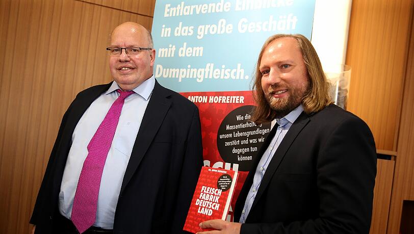 Grünen-Fraktionschef Anton Hofreiter (r.) stellt sein Buch mit Kanzleramtsminister Peter Altmaier (CDU) vor. Grünen-Fraktionschef Anton Hofreiter (r.) stellt sein Buch mit Kanzleramtsminister Peter Altmaier (CDU) vor.