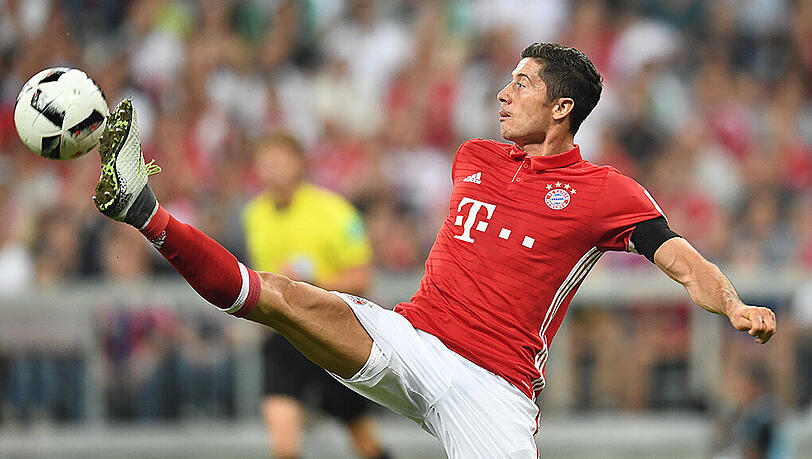Robert Lewandowski ist vertraglich noch bis 2019 an den FC Bayern gebunden. Robert Lewandowski ist vertraglich noch bis 2019 an den FC Bayern gebunden.