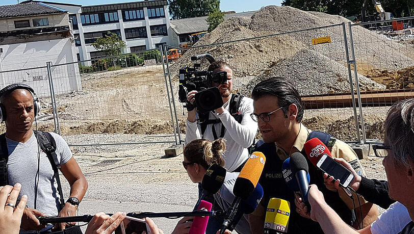 Polizeisprecher Marcus Da Gloria Martins informiert über den aktuellen Stand der Ermittlungen nach der Schießerei am S-Bahnhof Unterföhring. Polizeisprecher Marcus Da Gloria Martins informiert über den aktuellen Stand der Ermittlungen nach der Schießerei am S-Bahnhof Unterföhring.