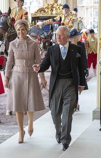 Weiß, wo es lang geht: Prinz Charles begleitet Königin Maxima