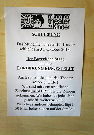 Ein Aushang informiert über die drohende Schließung.