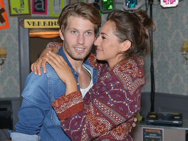 Dominik (Raul Richter) ist glücklich, dass Elena (Elena Garcia Gerlach) ihm nach Berlin nachgereist ist.