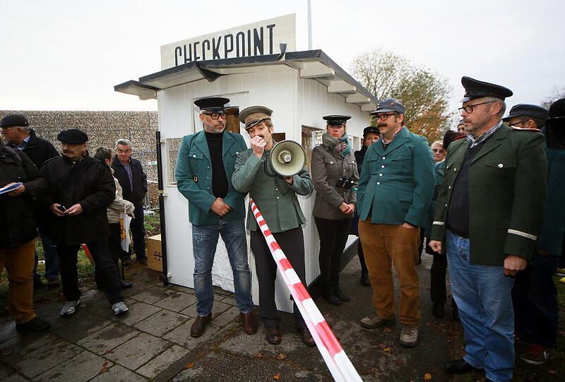Bilder von der Satireaktion "Checkpoint Ali"