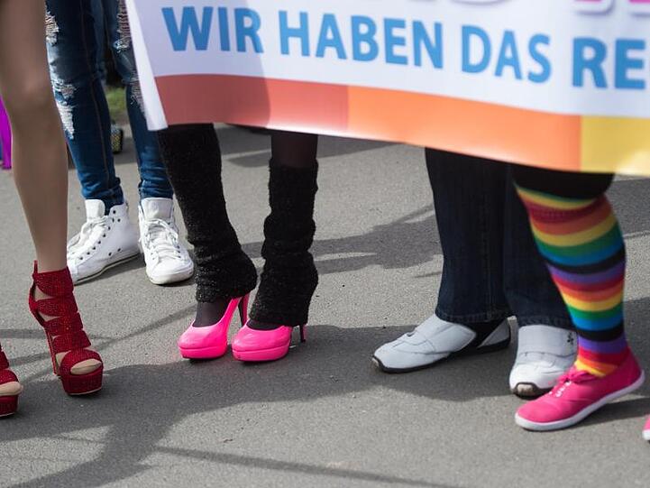 Zahlreiche Menschen protestieren unter dem Motto "Wir haben das Recht, so zu leben wie wir sind" gegen Homophobie, Gewalt und Zwangsverheiratung. Foto: Bernd von Jutrczenka/dpa
