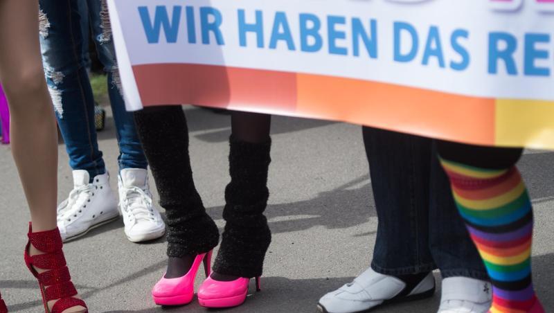 Zahlreiche Menschen protestieren unter dem Motto "Wir haben das Recht, so zu leben wie wir sind" gegen Homophobie, Gewalt und Zwangsverheiratung. Foto: Bernd von Jutrczenka/dpa Zahlreiche Menschen protestieren unter dem Motto "Wir haben das Recht, so zu leben wie wir sind" gegen Homophobie, Gewalt und Zwangsverheiratung. Foto: Bernd von Jutrczenka/dpa