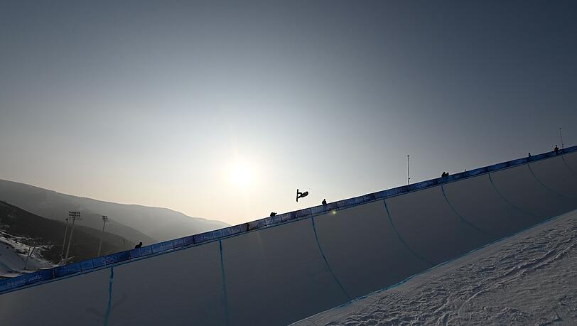 Eine Snowboard-Fahrerin in Aktion.