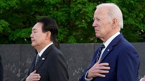 US-Präsident Joe Biden (r.) und der südkoreanische Präsident Yoon Suk Yeol halten nach einer Kranzniederlegung inne, als sie das Korean War Veterans Memorial in Washington besuchen.