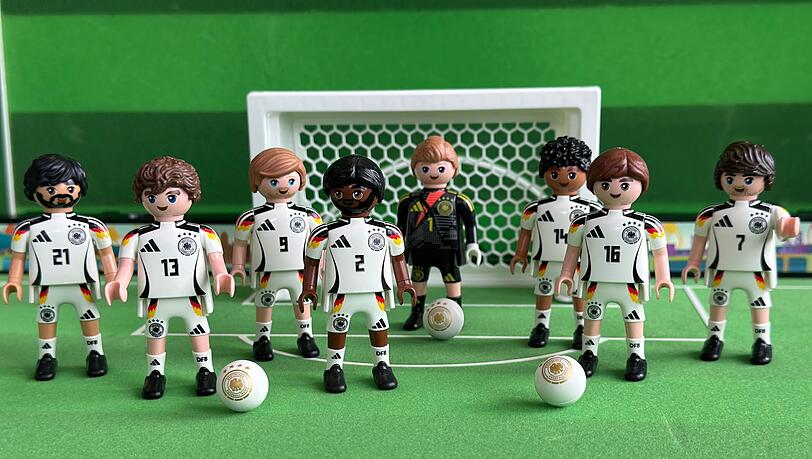 Vom 13. Mai bis 22. Juni sind insgesamt 18 verschiedene Playmobil DFB-Stars im Miniaturformat exklusiv im Edeka-Verbund verfügbar - 16 als Teil der Einzelfiguren-Kollektion, zwei ergänzende im "Torschuss-Set" für die Fußball-Europameisterschaft .