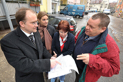 Stadtrat Sebastian Brehm (li.) hört den protestierenden Anwohnern zu. Brigitte Moye, Jutta und Hermann Roth (v.li) kämpfen um die 81 Stellplätze am Spitzenberg.