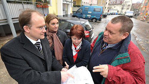 Stadtrat Sebastian Brehm (li.) hört den protestierenden Anwohnern zu. Brigitte Moye, Jutta und Hermann Roth (v.li) kämpfen um die 81 Stellplätze am Spitzenberg. Stadtrat Sebastian Brehm (li.) hört den protestierenden Anwohnern zu. Brigitte Moye, Jutta und Hermann Roth (v.li) kämpfen um die 81 Stellplätze am Spitzenberg.