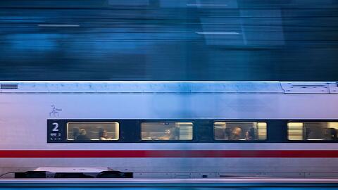 Ein Mann mit Sturmhaube sorgte in einem ICE nach München für einen Polizeieinsatz. (Symbolbild)