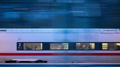 Ein Mann mit Sturmhaube sorgte in einem ICE nach München für einen Polizeieinsatz. (Symbolbild)