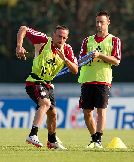 Besonders das Training mit den Gummibändern hat den Bayern-Boss amüsiert.
