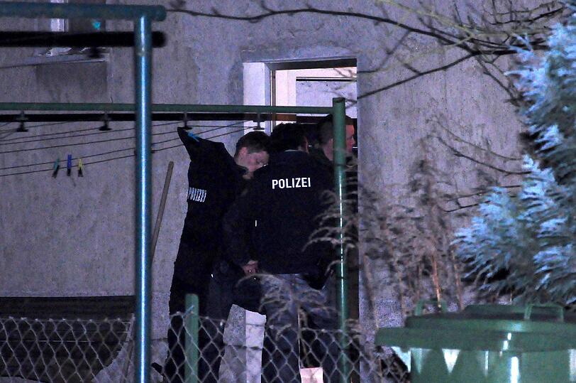 Bei der Absuche des Hauses im Ortsteil Krondorf entdeckten die Einsatzkraefte im Erdgeschoss einen toten Mann, der vermutlich erschossen wurde.