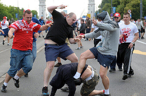 184 Verhaftete und 15 Verletzte bei den brutalen Krawallen zwischen polnischen und russischen Hooligans. Den Gewalttätern wird sofort der Prozess gemacht, am Donnerstag gibt&rsquo;s die ersten Urteile.