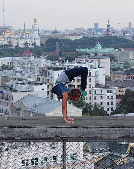 Umso höher, umso besser: Die russische Rooferin Angela Nikolau ist im Selfie-Wahn. Sehen Sie selbst...