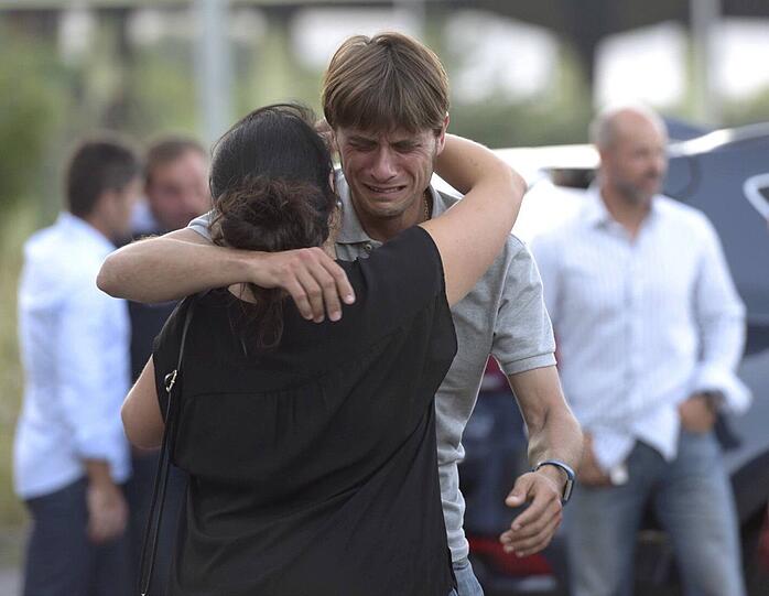 Trauer bei Familie, Freunden und Team des Stierkämpfers Ivan Fandino: Einen Tag nach dem der Torero von einem Stier tödlich verletzt worden ist, wird seine Leiche in seinen Heimatort Amurrio gebracht.