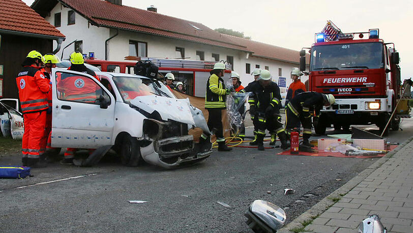 Ein Pizza-Bote ist mit seinem Fahrzeug von der Fahrbahn abgekommen und prallte gegen eine Hausmauer. Ein Pizza-Bote ist mit seinem Fahrzeug von der Fahrbahn abgekommen und prallte gegen eine Hausmauer.
