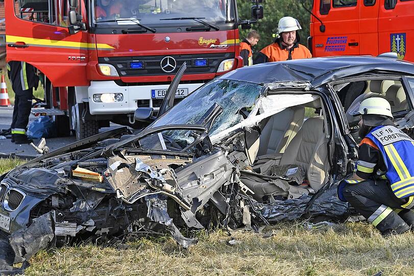 Für Unfallaufnahme und Bergungsarbeiten musste die B12 für mehrere Stunden zwischen Hohenlinden und Forstinning gesperrt werden.