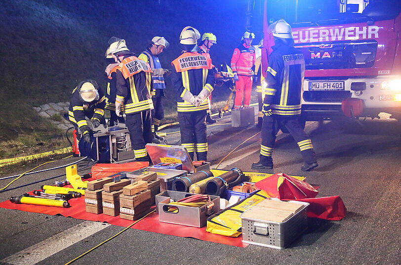 Ein Toyota-Fahrer ist nach einem Überholmanöver mit voller Wucht auf einen Fiat aufgefahren - drei Menschen wurden verletzt.
