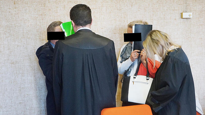 Die Angeklagten und ihre Anwälte bei Gericht.