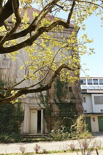 Der Hochbunker in der Hotterstraße: Die Lage ist zentral und dennoch ruhig. Bis es drinnen aber wohnlich aussieht, muss sicher einiges investiert werden.
