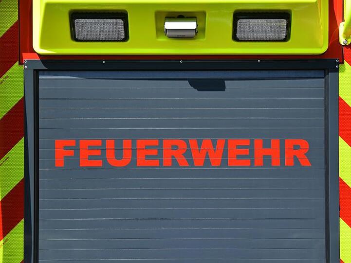 Der Schriftzug "Feuerwehr" ist auf einem Einsatzfahrzeug angebracht. Foto: Martin Schutt/dpa-Zentralbild/dpa/Archivbild