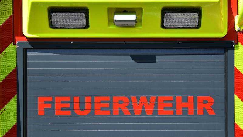 Der Schriftzug "Feuerwehr" ist auf einem Einsatzfahrzeug angebracht. Foto: Martin Schutt/dpa-Zentralbild/dpa/Archivbild Der Schriftzug "Feuerwehr" ist auf einem Einsatzfahrzeug angebracht. Foto: Martin Schutt/dpa-Zentralbild/dpa/Archivbild