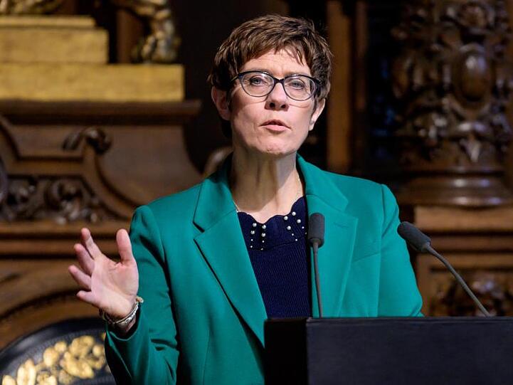 Annegret Kramp-Karrenbauer sieht eine "große Schuld" bei der katholischen Kirche im Missbrauchsskandal.
